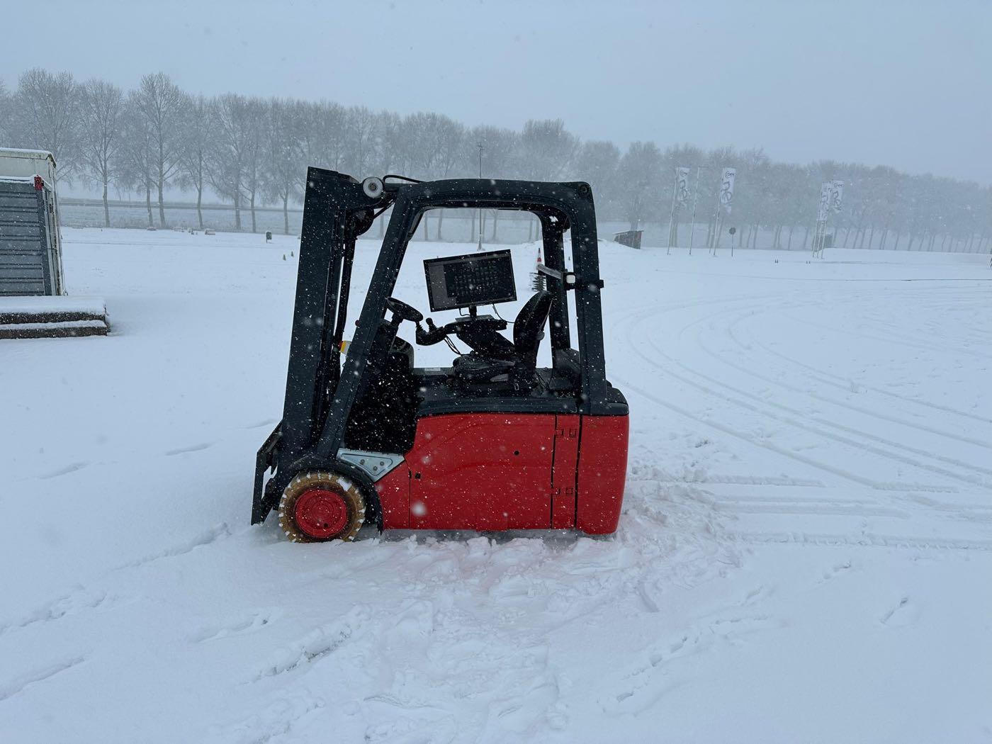 De heftruck werkt door bij vrieskou, buiten in de sneeuw