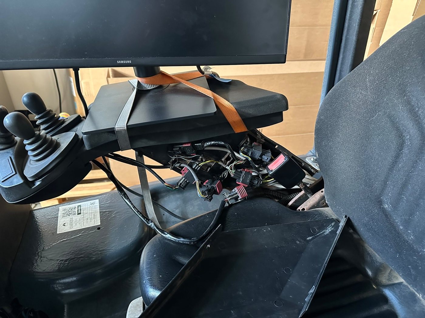 De aansturing in de cabine: joysticks, bedienscherm en de aansluitingen van de retrofit