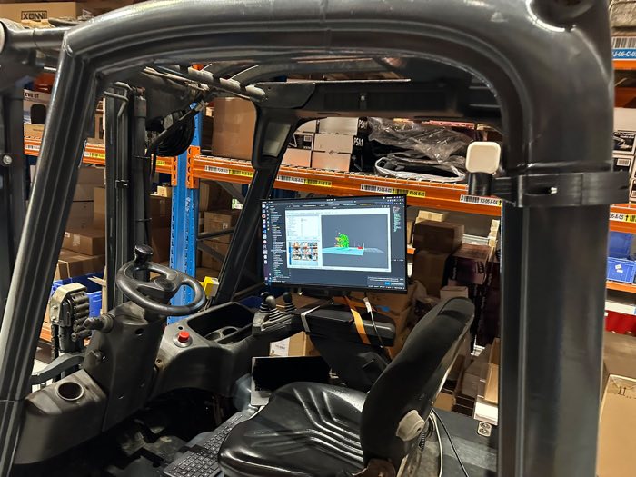 Bedieningsscherm van de retrofit in de cabine van de heftruck