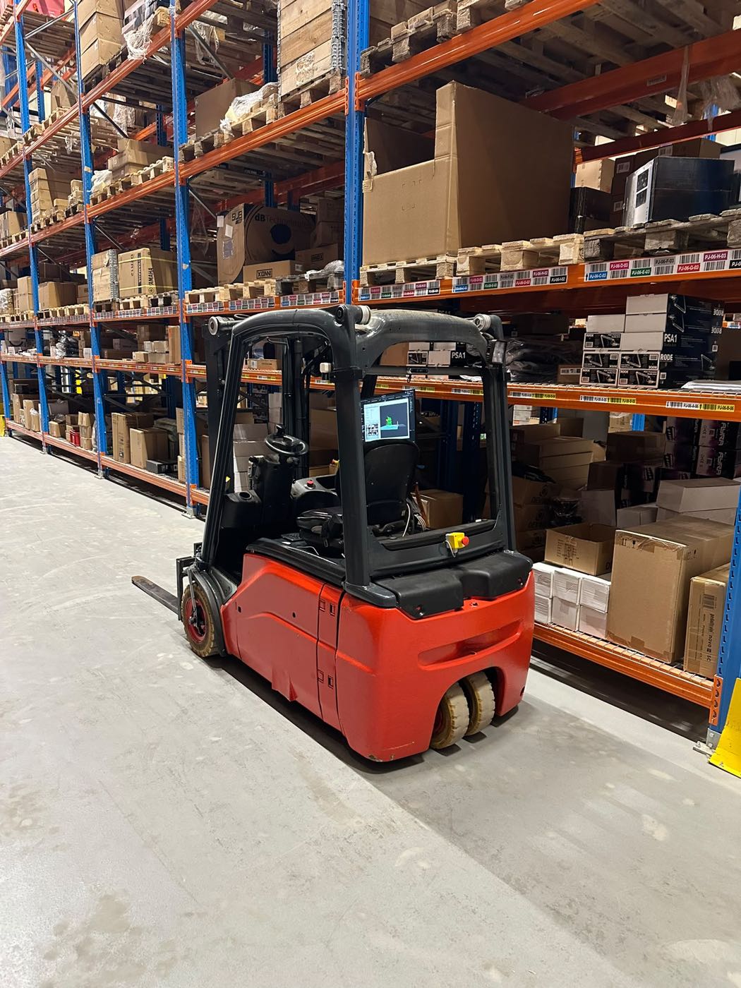 Autonome heftruck aan het werk in een magazijngang