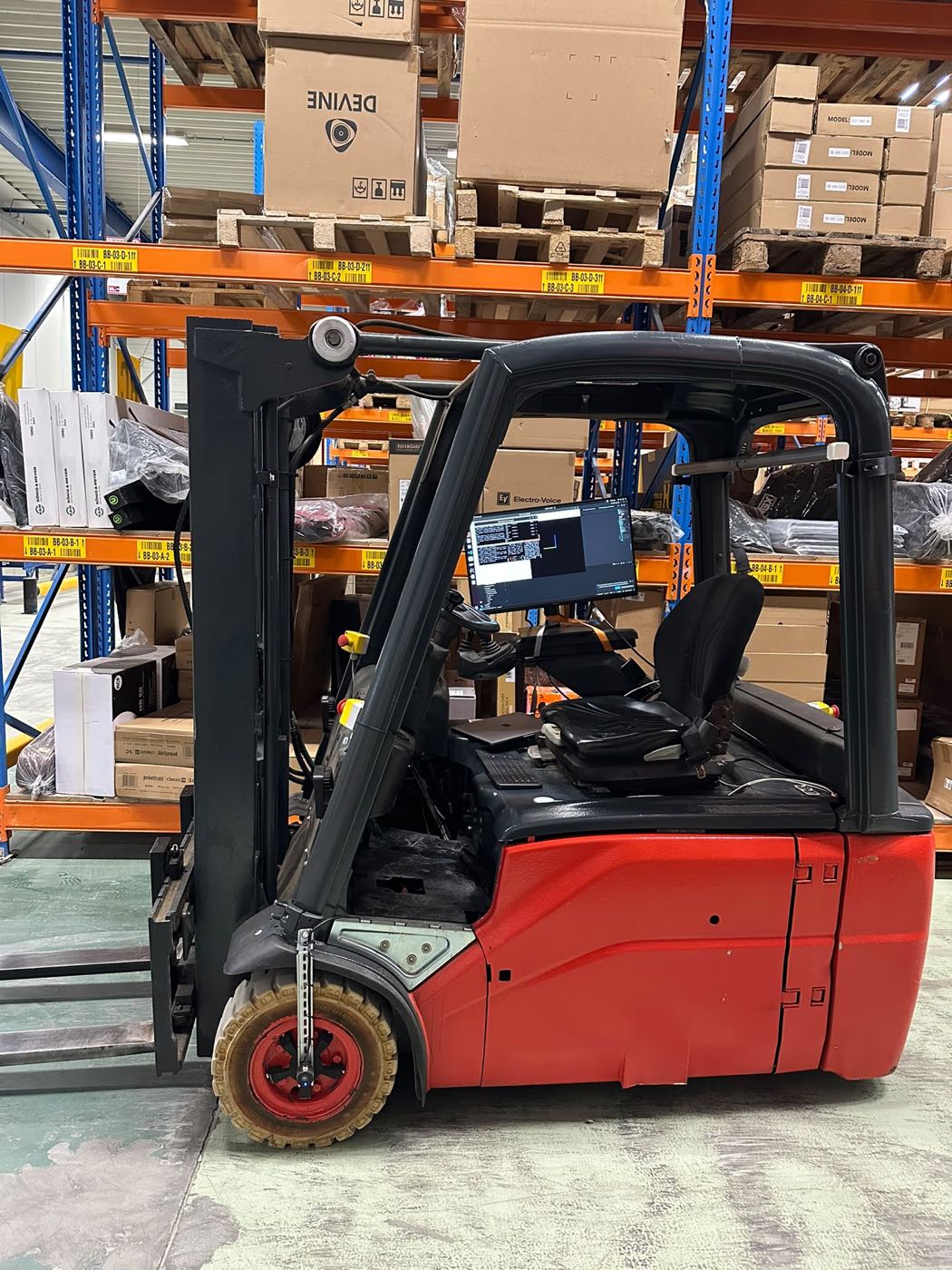 Autonome heftruck bij de stellingen in de productieomgeving