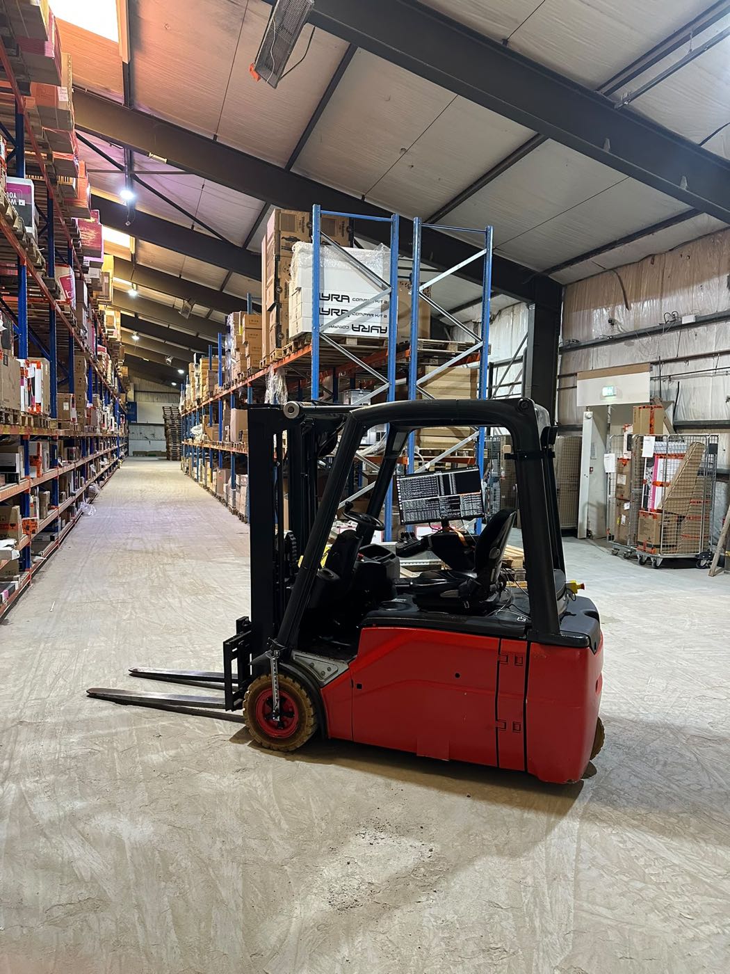 Autonome heftruck in een magazijngang