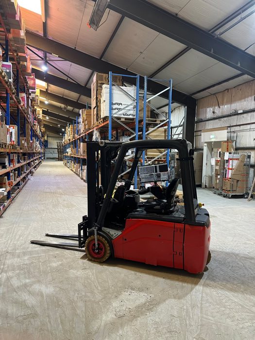 Autonome heftruck in een magazijngang
