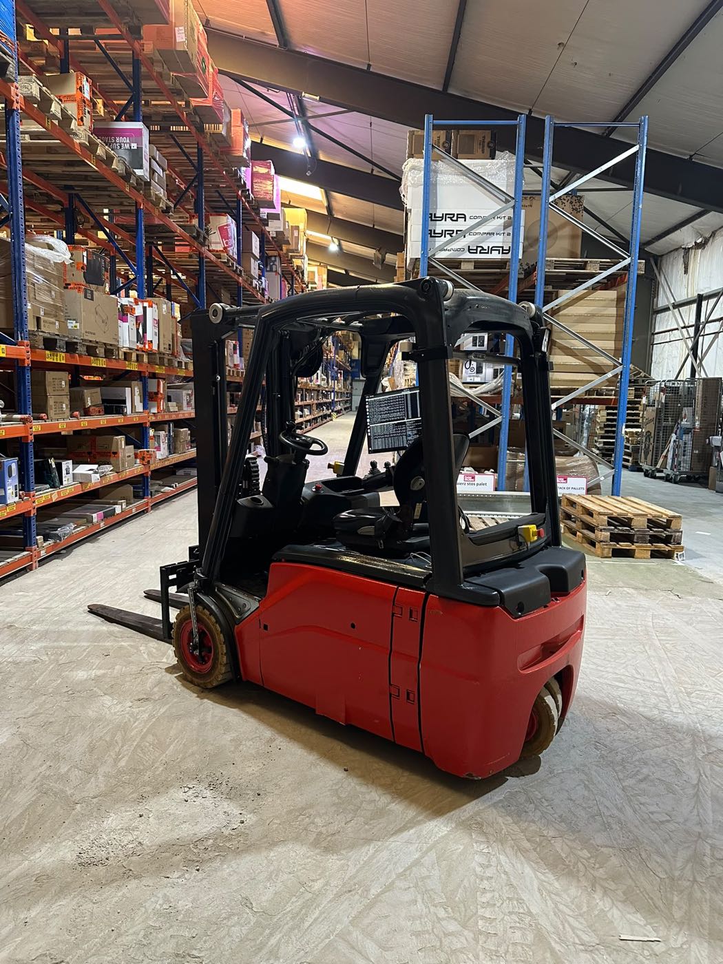 Autonome heftruck naast de stellingen in het distributiecentrum