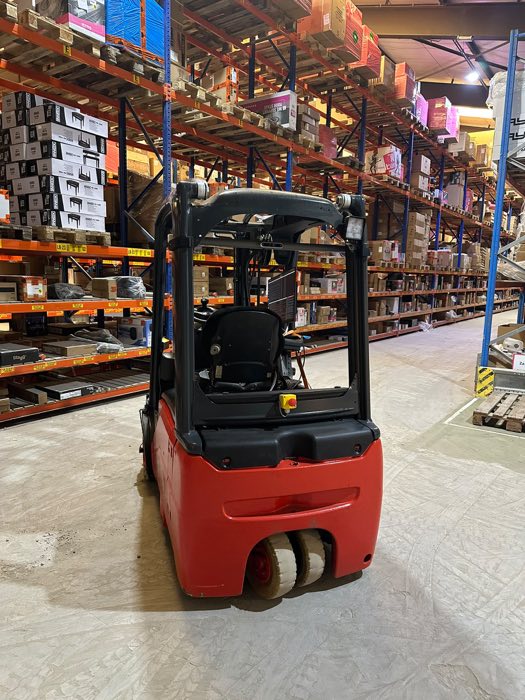 Heftruck rijdt zonder bestuurder door het magazijn