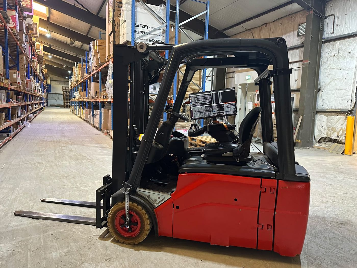 Linde-heftruck met retrofit-besturingskast, zijaanzicht in het magazijn