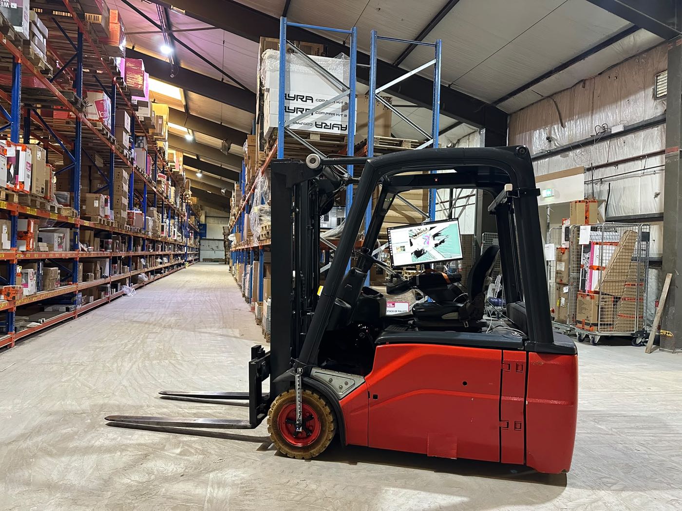 Heftruck met retrofit-besturingskast in een magazijn